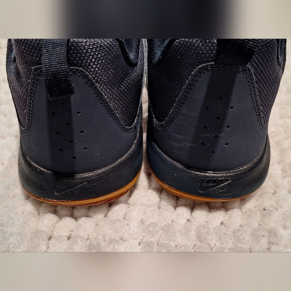 Nike Men's Blue Basketball Shoes - Picture 3 of 4